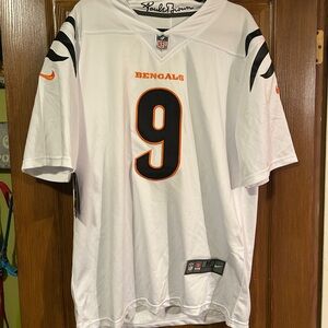 NWT * size Medium * Nike White Bengals Men's Jersey